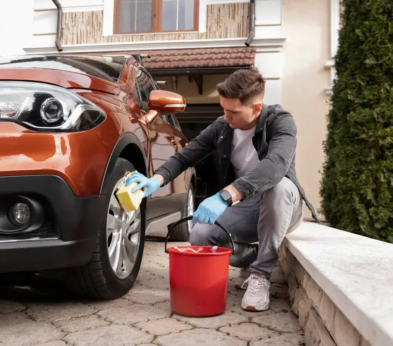 Lavage auto à domicile Saint-Genest-Lerpt : professionnel intervenant sur un véhicule